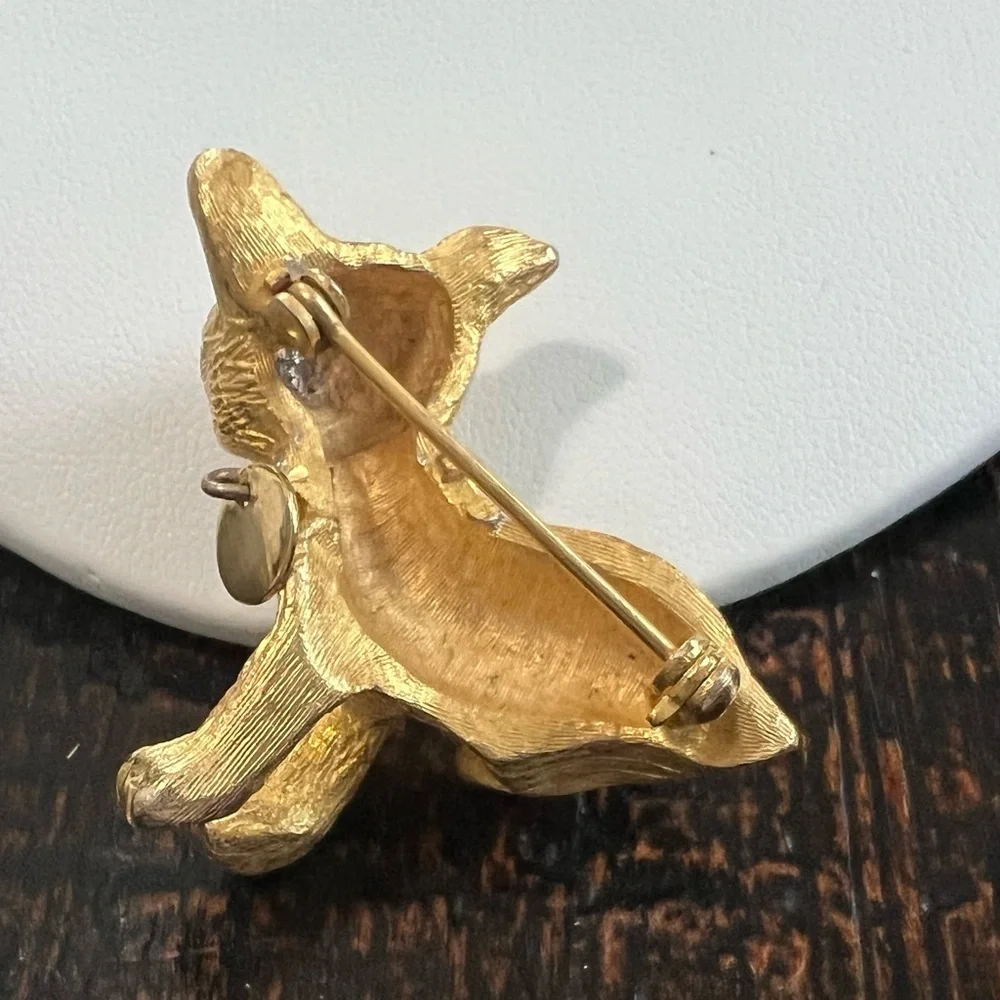 Vintage gold tone pouty dog brooch green eyes rhinestone collar